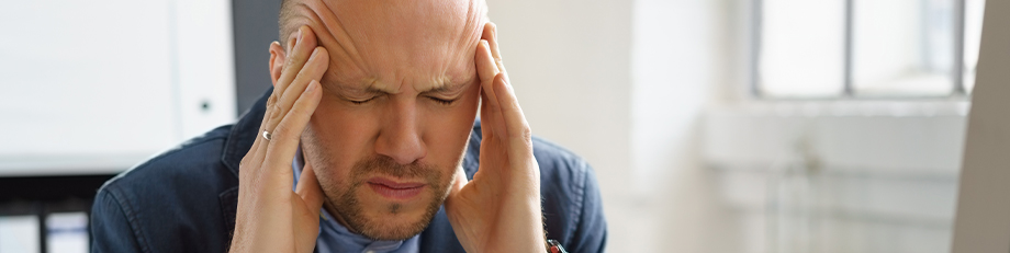 Mężczyzna z bólem - polekowe bóle głowy