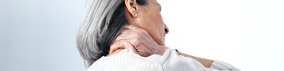 Kobieta z bólem - przeciążenie mięśni szyi