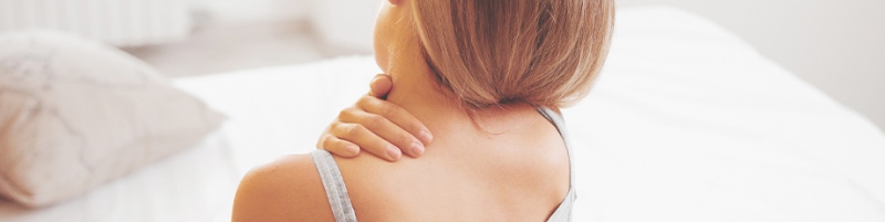 Kobieta z bólem szyi i ramienia - leczenie akupunkturą