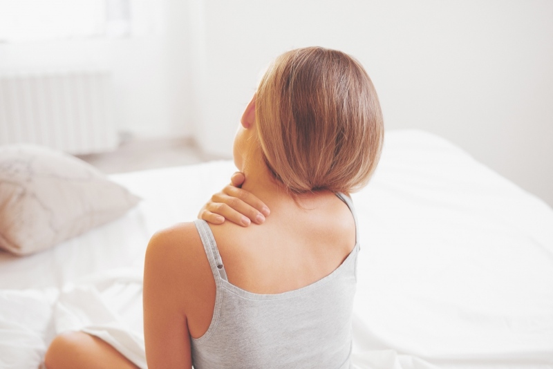 Zdjęcie kobiety - ból szyi i ramienia