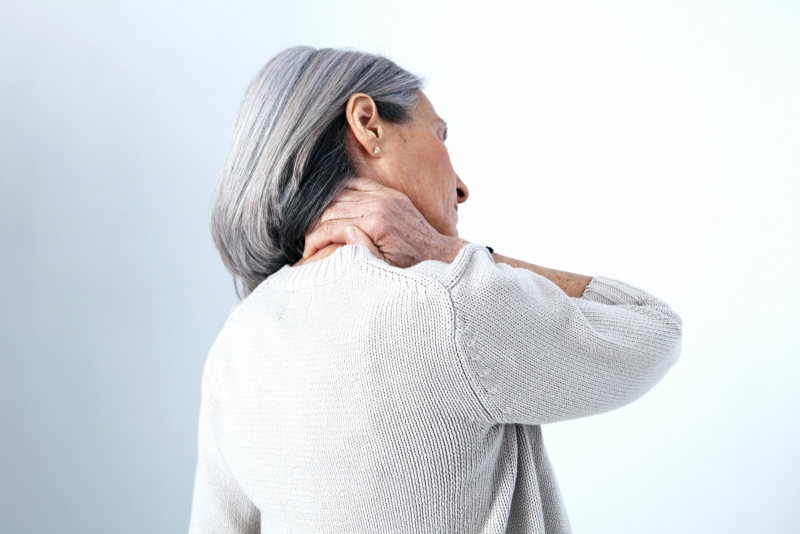 Kobieta z bólem po przeciążeniu mięśni szyi - wlew lignokainy