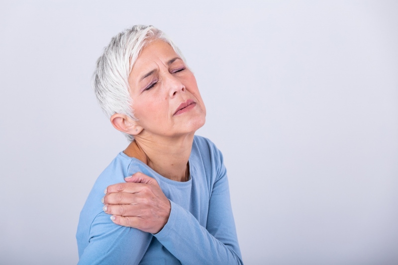 Kobieta z bólem - uciśnięcie i podrażnienie nerwów - leczenie osteopatia