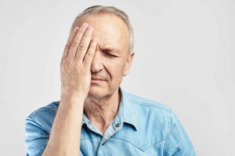 Mężczyzna z klasterowym bólem głowy - leczenie osteopatia